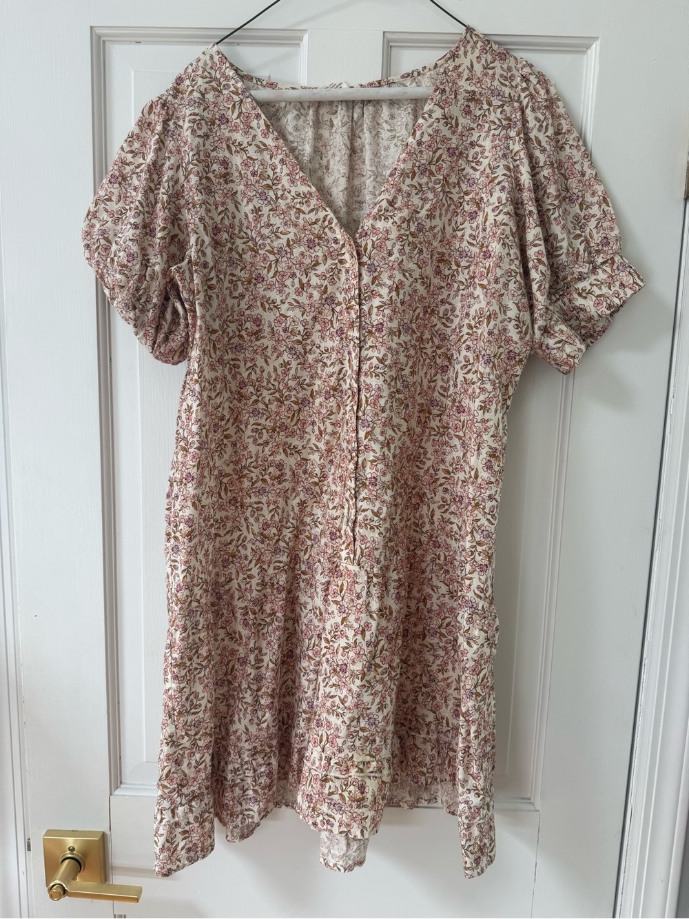Oak Meadow V-Neck Short Sleeve Midi Dress in Cream with Rose Floral Print